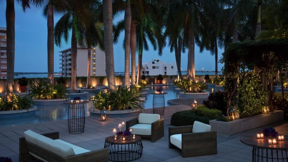 Four Seasons Hotel Miami Exterior photo